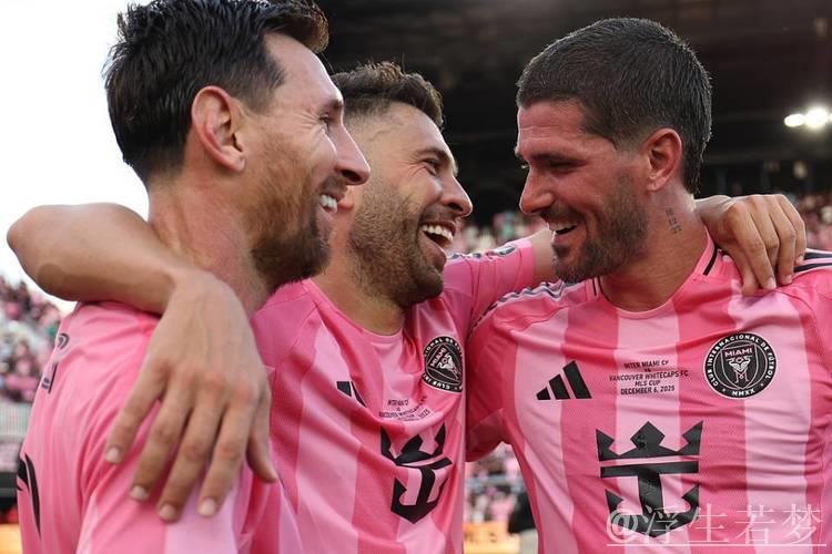 泪目！梅西用总冠军送别2好友+采访动情致敬 4家人携奖杯温馨合影